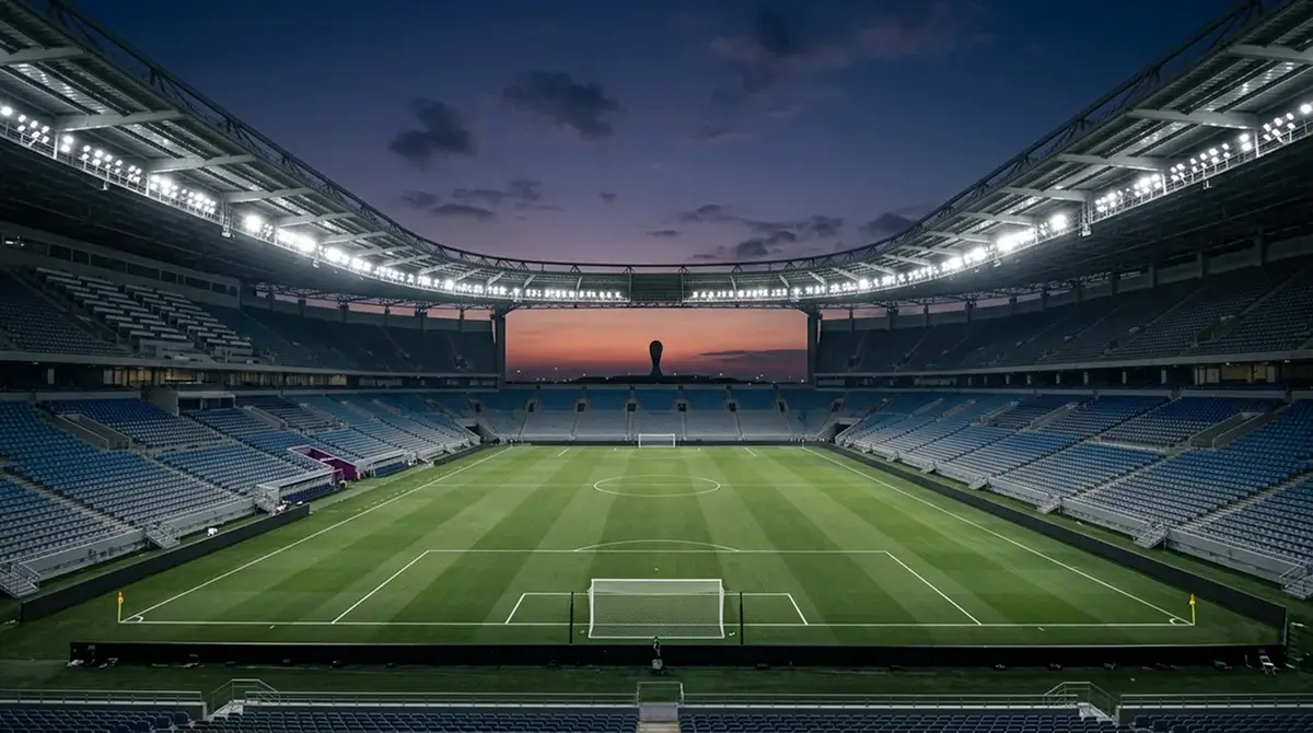 Tyhjä valaistu jalkapallostadion hämärässä ennen suurta ottelua, pokaali siintää horisontissa