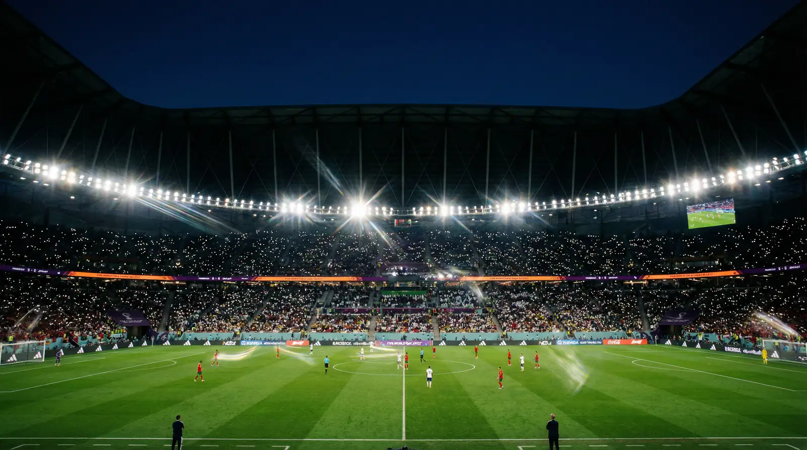Jalkapallostadion valaistu iltaottelussa täyden yleisön edessä