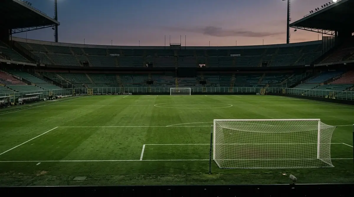 Jalkapallon nurmikenttä ja maali tyhjässä stadionissa, maaliton tasapeli MM-kisoissa 2026